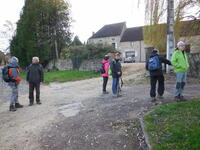 Le groupe de marcheur dans la traversée du village Le groupe de marcheur dans la traversée du village