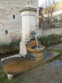 Une fontaine dans la rue du même nom Une fontaine dans la rue du même nom
